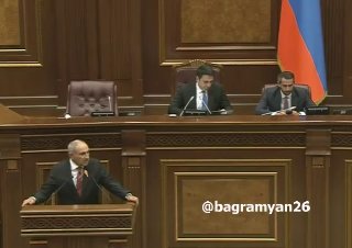 Никол Пашинян выступает перед жителями Нор-Норка