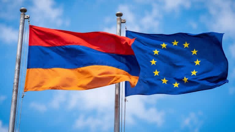 Флаг ЕС и Армении рядом, символизирующий финансовую помощь в 34 млн евро для Нор-Норка