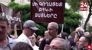 Митинг оппозиции у здания ЦИК в Нор-Норке, Ереван, боксер Акоп Акопкохян в майке с Путиным