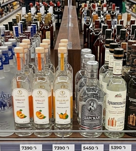 Фруктовые водки на полке магазина в Нор-Норке, Ереван