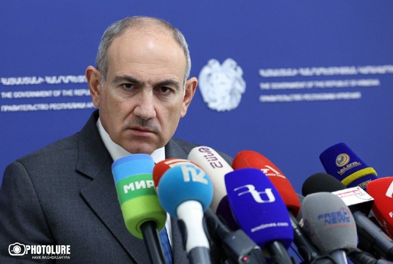 Никол Пашинян выступает на мероприятии, фон — флаг Армении, Ереван