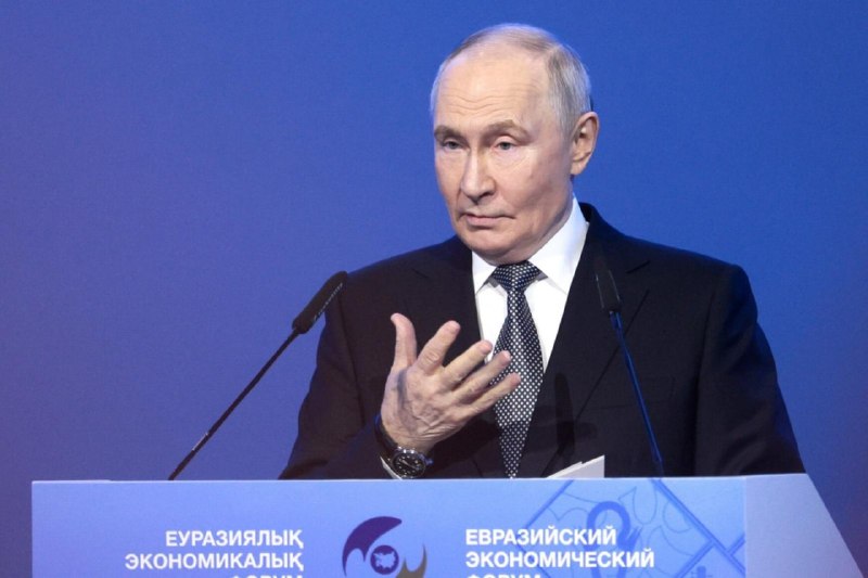 Президент России Владимир Путин делает заявление о внешнеполитическом курсе Армении.