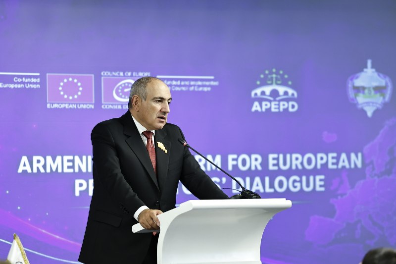 Премьер-министр Никол Пашинян выступает с речью на конференции Прокуратуры в Ереване