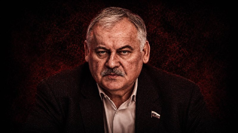 Константин Затулин выступает с обвинениями в адрес Никола Пашиняна на фоне флагов России и Армении