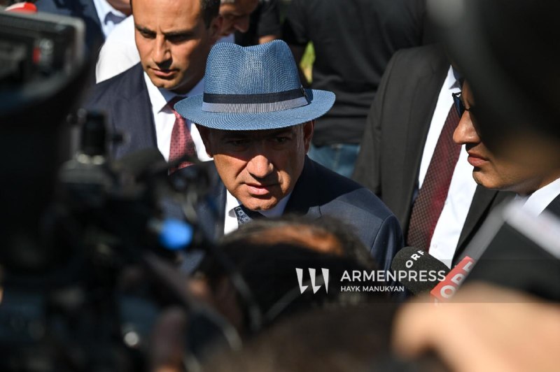 Премьер-министр Армении Никол Пашинян общается с журналистами после голосования на выборах в Нор-Норк, Ереван