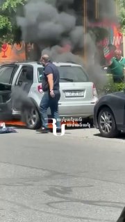 Горящий автомобиль на улице Алека Манукяна в Нор-Норке, Ереван