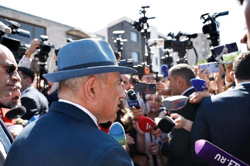 Премьер-министр Армении Никол Пашинян выступает на брифинге в Ереване