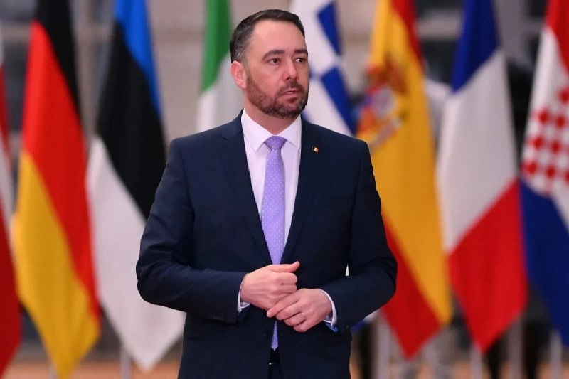 Максим Прево на фоне флагов Бельгии и Армении, Нор-Норк