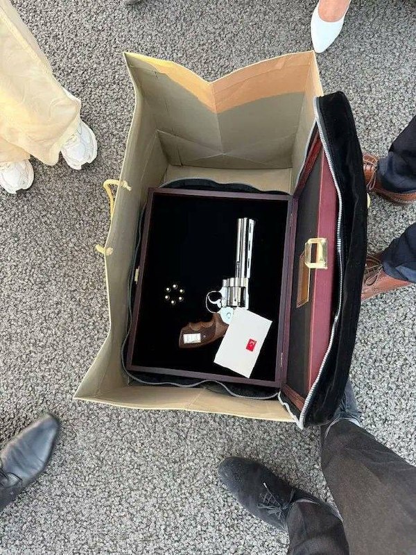 Револьвер 357 Magnum, подаренный Эрдоганом премьеру Бельгии после саммита НАТО в Анкаре