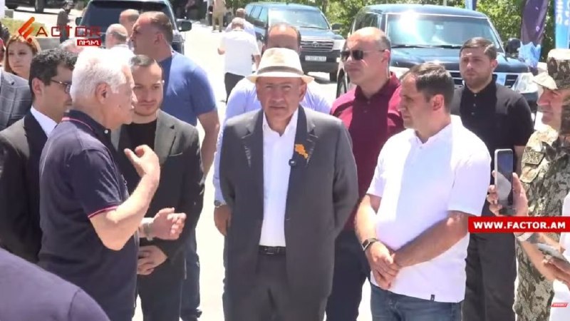 Никол Пашинян осматривает экспозицию на выставке военной промышленности в СКК Нор-Норкского района