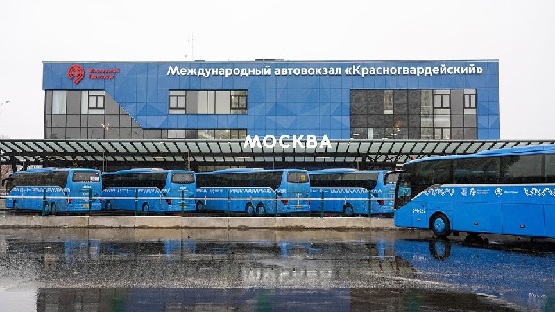 Автобус на фоне автовокзала, рейс Москва-Ереван