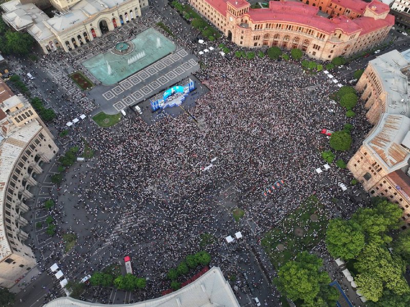 Участники итогового митинга партии «Гражданский договор» на площади Республики в Ереване