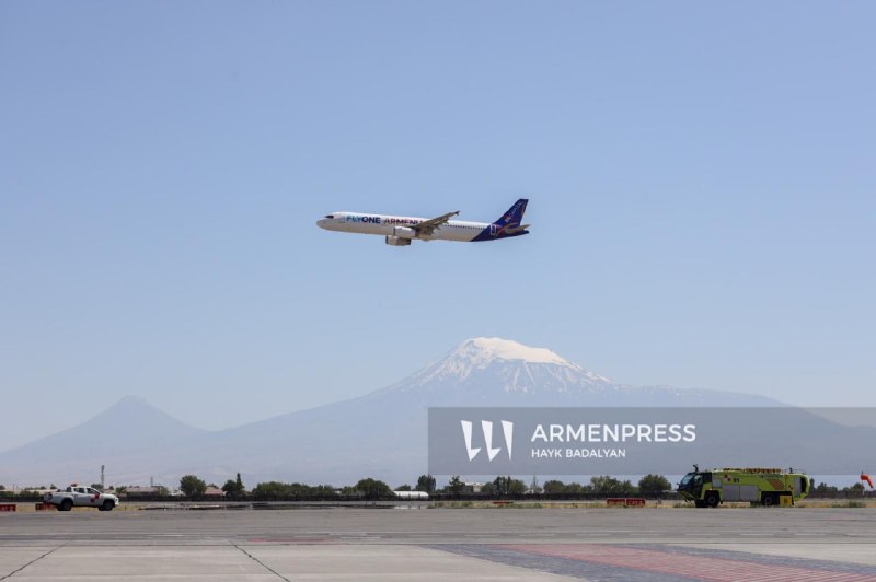 Самолет FlyOne Armenia в аэропорту Еревана