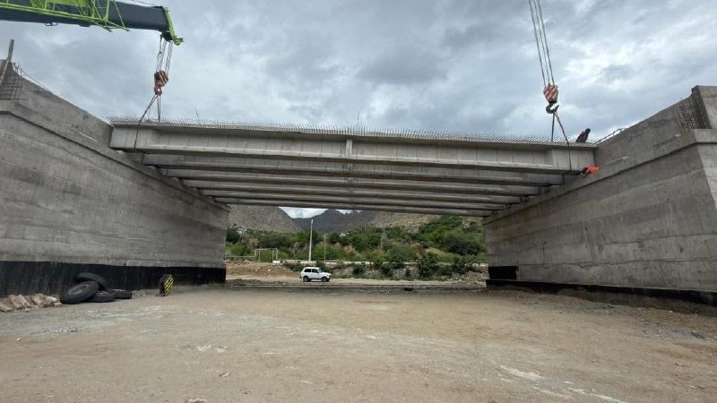 Установка балок мостов на 32-километровом участке дороги Каджаран-Агарак в Нор-Норке