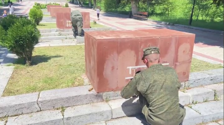 Мемориальный комплекс «Мать Армения» в Гюмри, где военнослужащие 102-й базы наносили краской названия городов