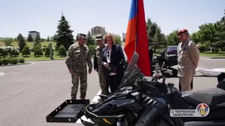 Посол Германии Клаудия Буш передает снегоходы Минобороны Армении