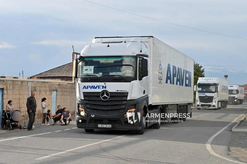 Армянские грузовики с гуманитарной помощью пересекают КПП Маргара на границе с Турцией