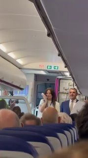 Посол Армении Варужан Нерсисян приветствует пассажиров первого рейса из Лутона в Ереван