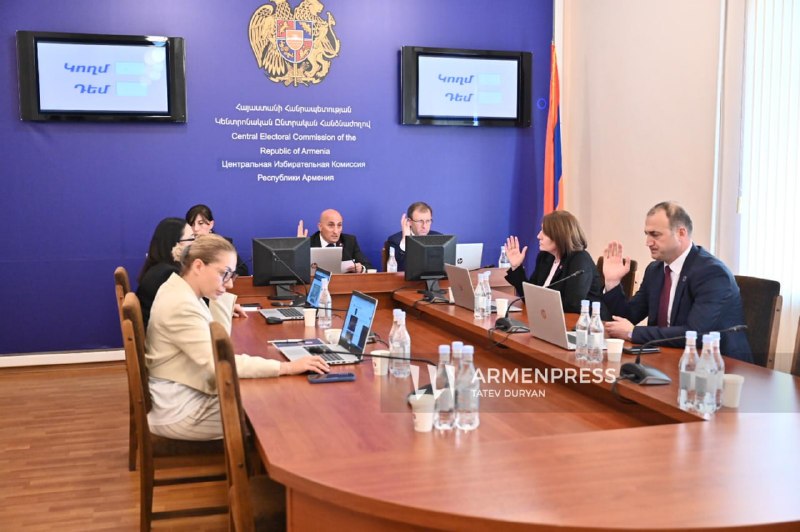 Бюллетени и урна на избирательном участке в Нор-Норке, Ереван
