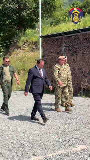 Министр обороны Сурен Папикян на встрече с участниками сборов в Севане