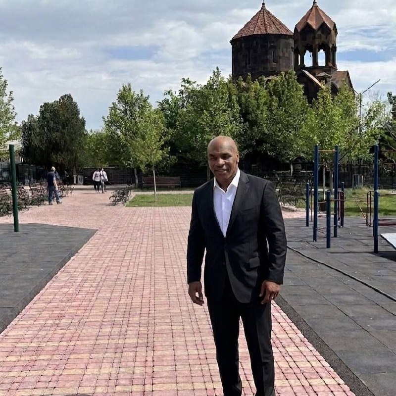 Майк Тайсон и Артур Абрахам в парке имени Абрахама в Нор Чарбахе, Ереван