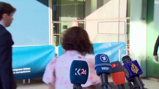 Кая Каллас выступает на мероприятии, фон — флаги ЕС и Армении