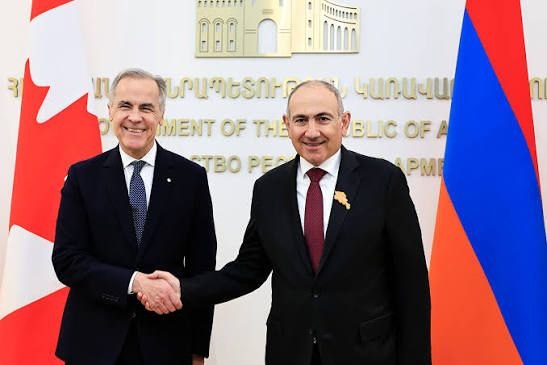 Премьер-министр Канады Марк Карни поздравляет премьер-министра Армении Никола Пашиняна