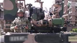 Министр обороны Армении Сурен Папикян на фоне военной техники
