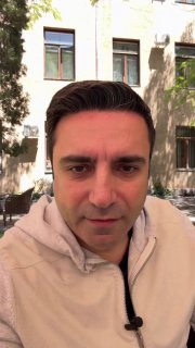 Ален Симонян на фоне трибуны НС Армении, Ереван