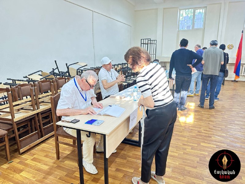 Начало голосования на избирательном участке в школе №12 в Ереване, в день выборов в Национальное собрание.