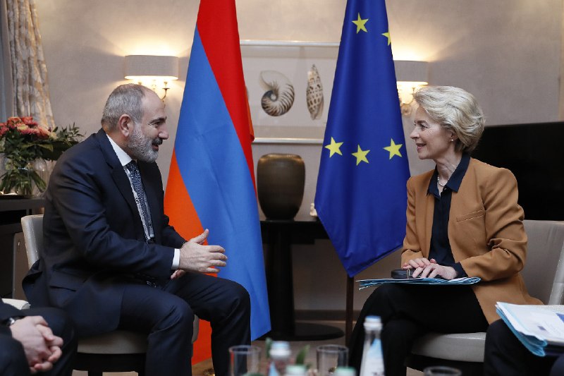 Премьер-министр Армении Никол Пашинян на брифинге в Ереване