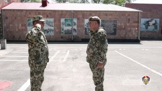 Генерал-лейтенант Эдвард Асрян на строевом смотре в Республиканском сборном пункте Нор-Норка