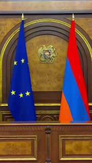 Никол Пашинян и Урсула фон дер Ляйен за столом переговоров в Ереване