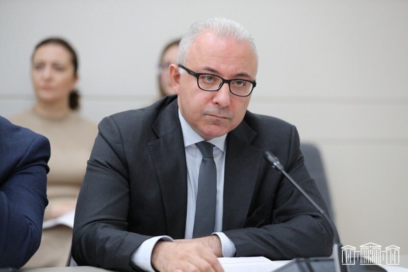 Мнацакан Сафарян отвечает на вопросы журналистов в парламенте Нор-Норка