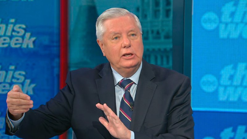 Сенатор Линдси Грэм выступает с заявлением о законопроекте против России