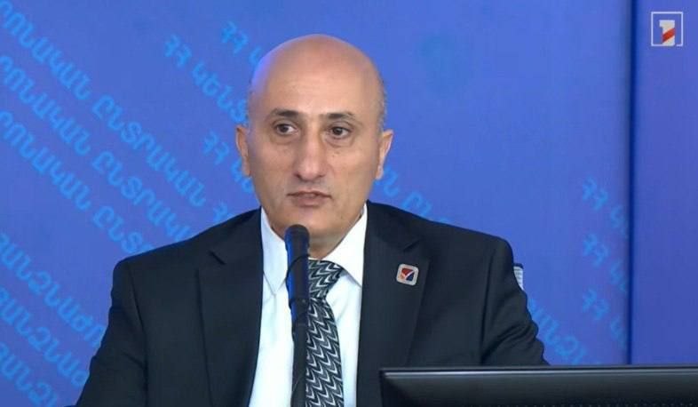 Председатель ЦИК Ваагн Овакимян выступает с заявлением о правилах голосования для жителей Нор-Норка.