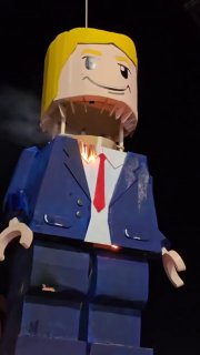 Сожжение чучела Трампа в стиле LEGO на похоронах Хаменеи в Мешхеде