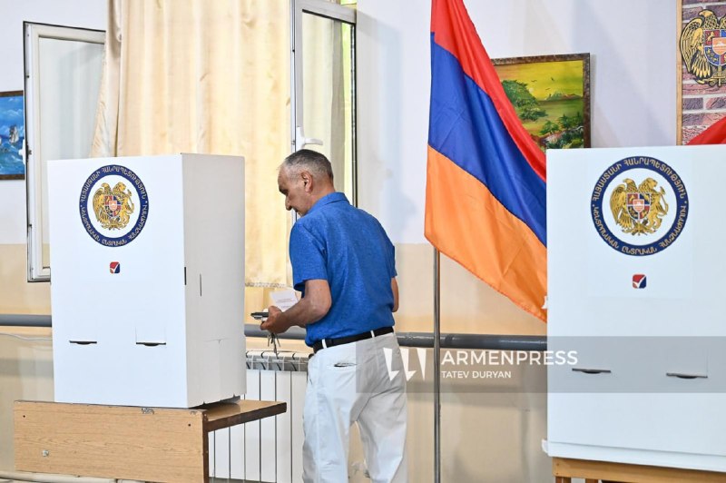 Здание Европейского союза в Брюсселе, флаги ЕС и Армении, Нор-Норк