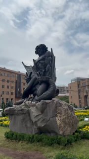 Памятник Ваагну-Драконоборцу у мэрии Еревана, открытый Николом Пашиняном