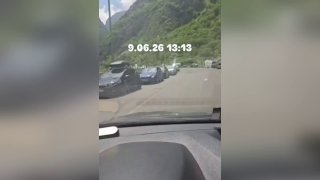 Колонна автомобилей на КПП Верхний Ларс, армяне возвращаются после выборов