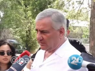 Депутат от Нор-Норка объясняет взятие мандатов в здании парламента