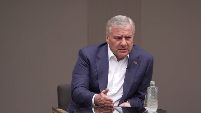 Самвел Карапетян, лидер партии «Сильная Армения», выступает с заявлением