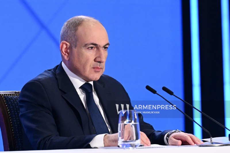 Никол Пашинян выступает с речью перед публикой в Нор-Норк, поздравляя с победой на выборах.