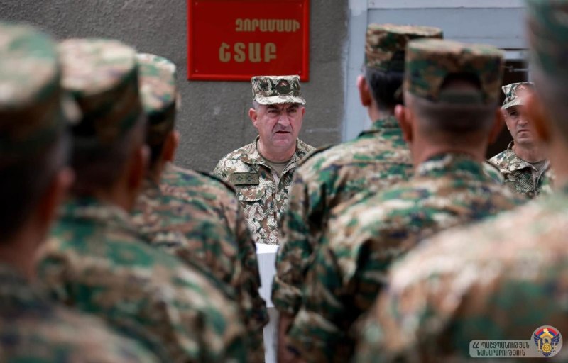 Эдуард Асрян на церемонии в спецвойсковом соединении, Нор-Норк
