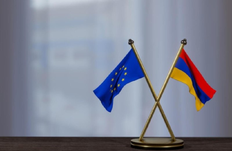 Флаг ЕС и Армении на фоне здания, символизирующий финансовую помощь
