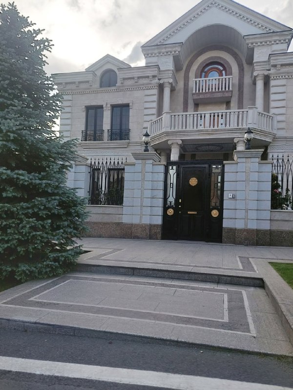 Особняк в Нор-Норке, предположительно принадлежащий жене Ваге Карапетяна, разделенный на пять частей по кадастру.