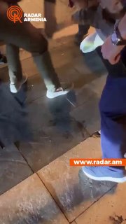 Сотрудники охраны обезвреживают вооружённого ножом мужчину в Нор-Норке, Ереван