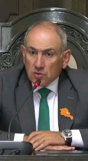 Никол Пашинян выступает, на фоне карта Армении с проектом «Север-Юг»
