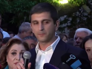 Сторонники проигравших кандидатов у здания ЦИК в Нор-Норке