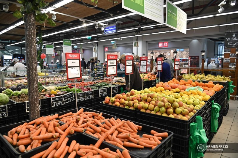 Свежие овощи и фрукты, демонстрирующие разнообразие продуктов, подпадающих под контроль нитратов в Нор-Норк.
